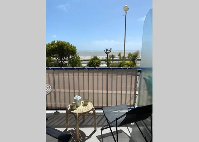 Apartment La De Leontine